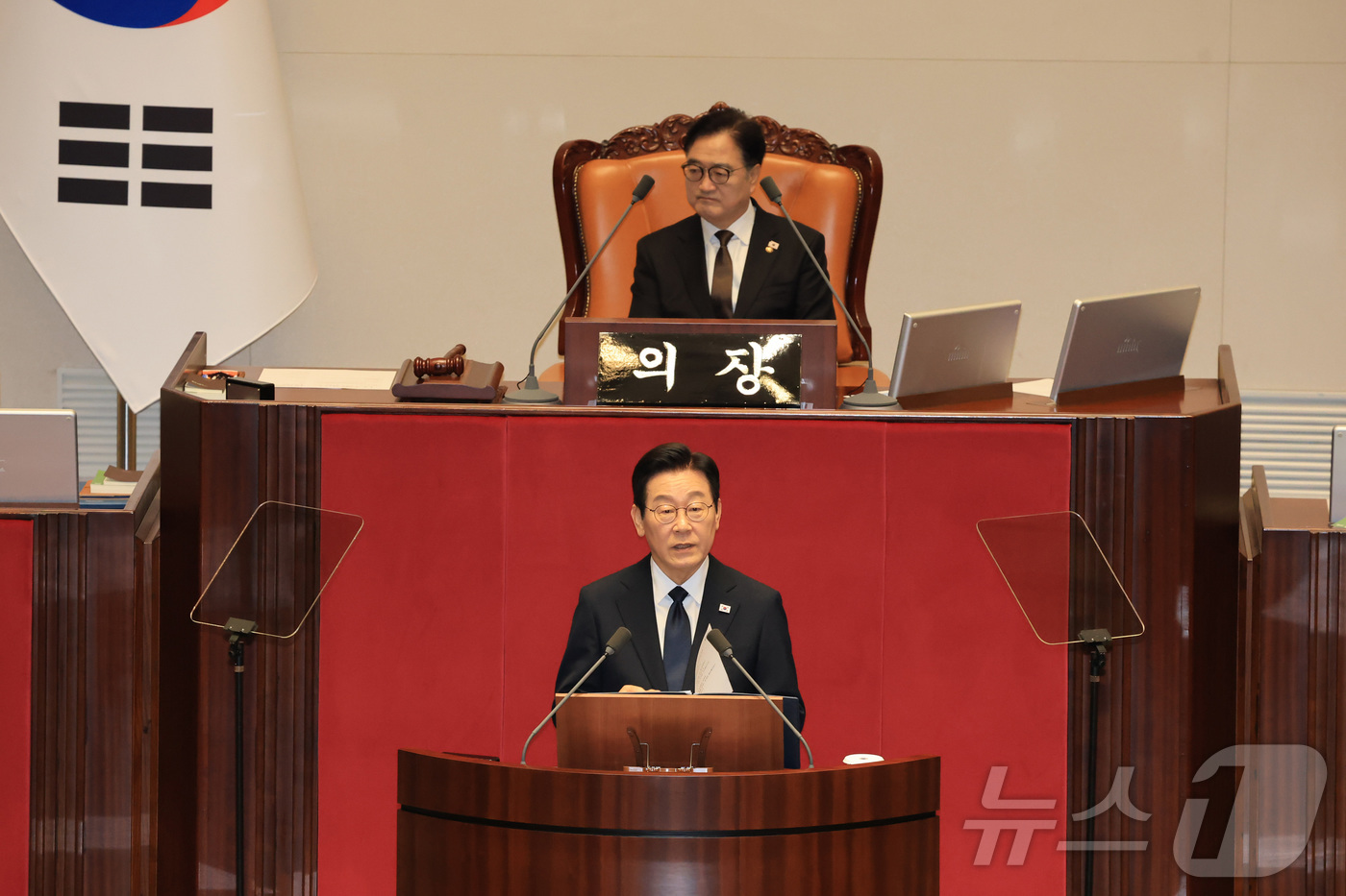 (서울=뉴스1) 국회사진기자단 = 이재명 대통령이 4일 오전 국회 본회의장에서 2026년도 예산안 및 기금운용계획안에 대한 시정연설을 하고 있다. 2025.11.4/뉴스1