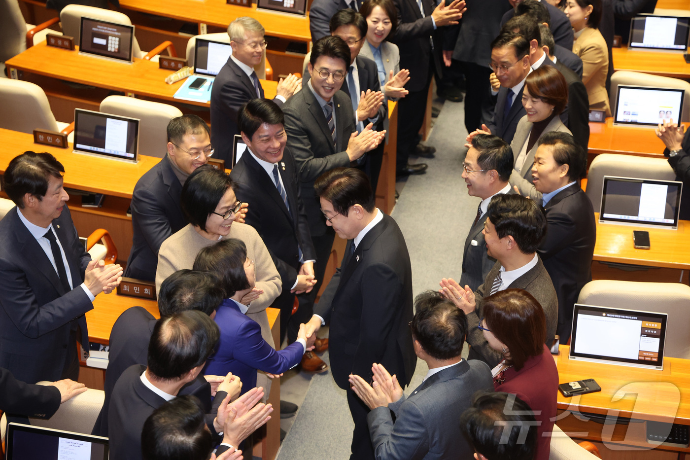 (서울=뉴스1) 국회사진기자단 = 이재명 대통령이 4일 오전 국회 본회의장에서 2026년도 예산안 및 기금운용계획안에 대한 시정연설을 하기 위해 입장하고 있다. 2025.11.4/ …