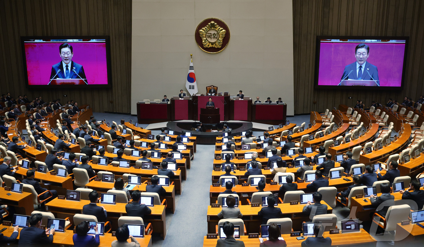 (서울=뉴스1) 국회사진기자단 = 이재명 대통령이 4일 서울 여의도 국회 본회의장에서 2026년도 예산안 및 기금운용계획안에 대한 시정연설을 하고 있다. 2025.11.4/뉴스1