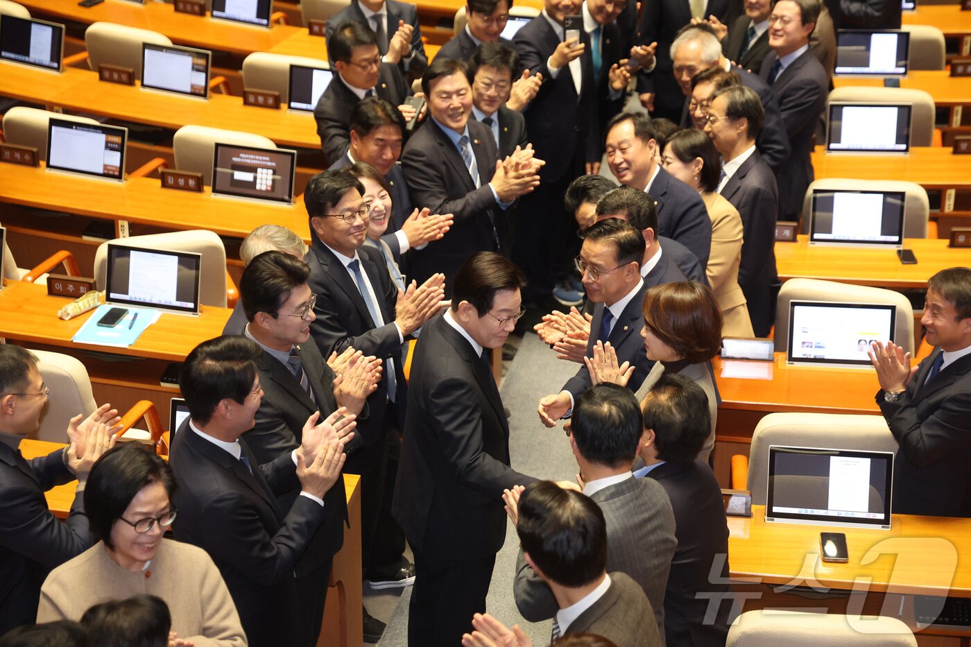 본문 이미지 - 이재명 대통령이 4일 오전 국회 본회의장에서 2026년도 예산안 및 기금운용계획안에 대한 시정연설을 하기 위해 입장하고 있다. 2025.11.4/뉴스1 ⓒ News1 국회사진기자단