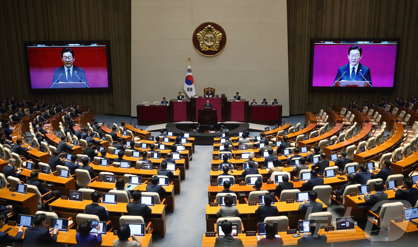 본문 이미지 - 이재명 대통령이 4일 오전 국회 본회의장에서 2026년도 예산안 및 기금운용계획안에 대한 시정연설을 하고 있다. 2025.11.4/뉴스1 ⓒ News1 국회사진기자단