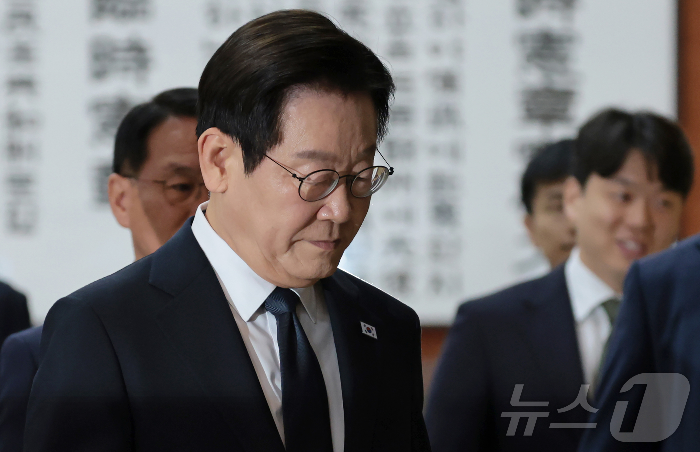 (서울=뉴스1) 국회사진기자단 = 이재명 대통령이 4일 오전 서울 여의도 국회에서 시정연설 하기 위해 본회의장으로 이동하고 있다. 2025.11.4/뉴스1