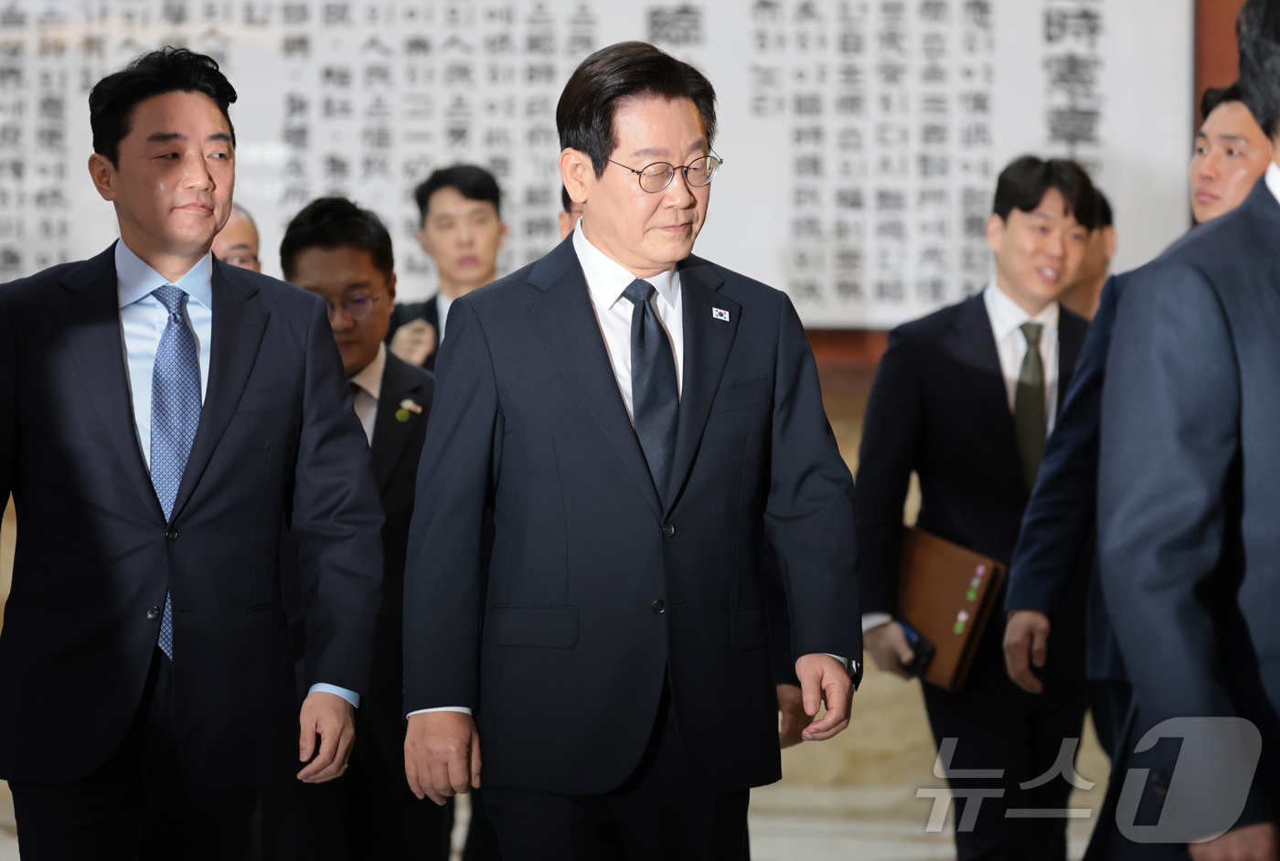 (서울=뉴스1) 국회사진기자단 = 이재명 대통령이 4일 오전 서울 여의도 국회에서 시정연설 하기 위해 본회의장으로 이동하고 있다.2025.11.4/뉴스1