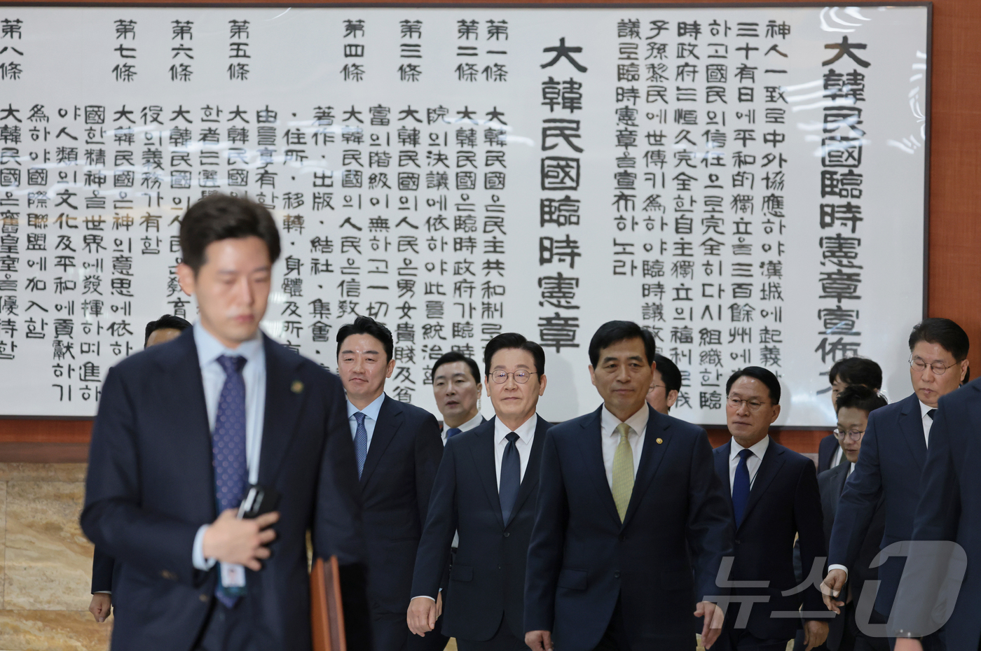 (서울=뉴스1) 국회사진기자단 = 이재명 대통령이 4일 오전 서울 여의도 국회에서 시정연설 하기 위해 본회의장으로 이동하고 있다.2025.11.4/뉴스1