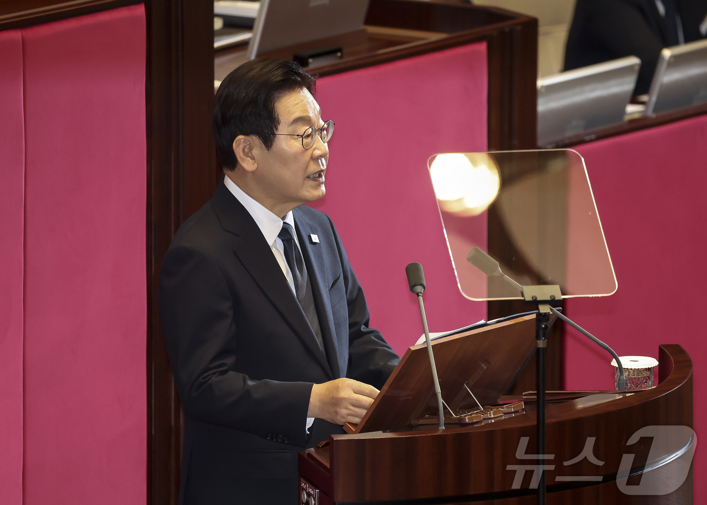 (서울=뉴스1) 국회사진기자단 = 이재명 대통령이 4일 서울 여의도 국회 본회의장에서 2026년도 예산안 및 기금운용계획안에 대한 시정연설을 하고 있다. 2025.11.4/뉴스1