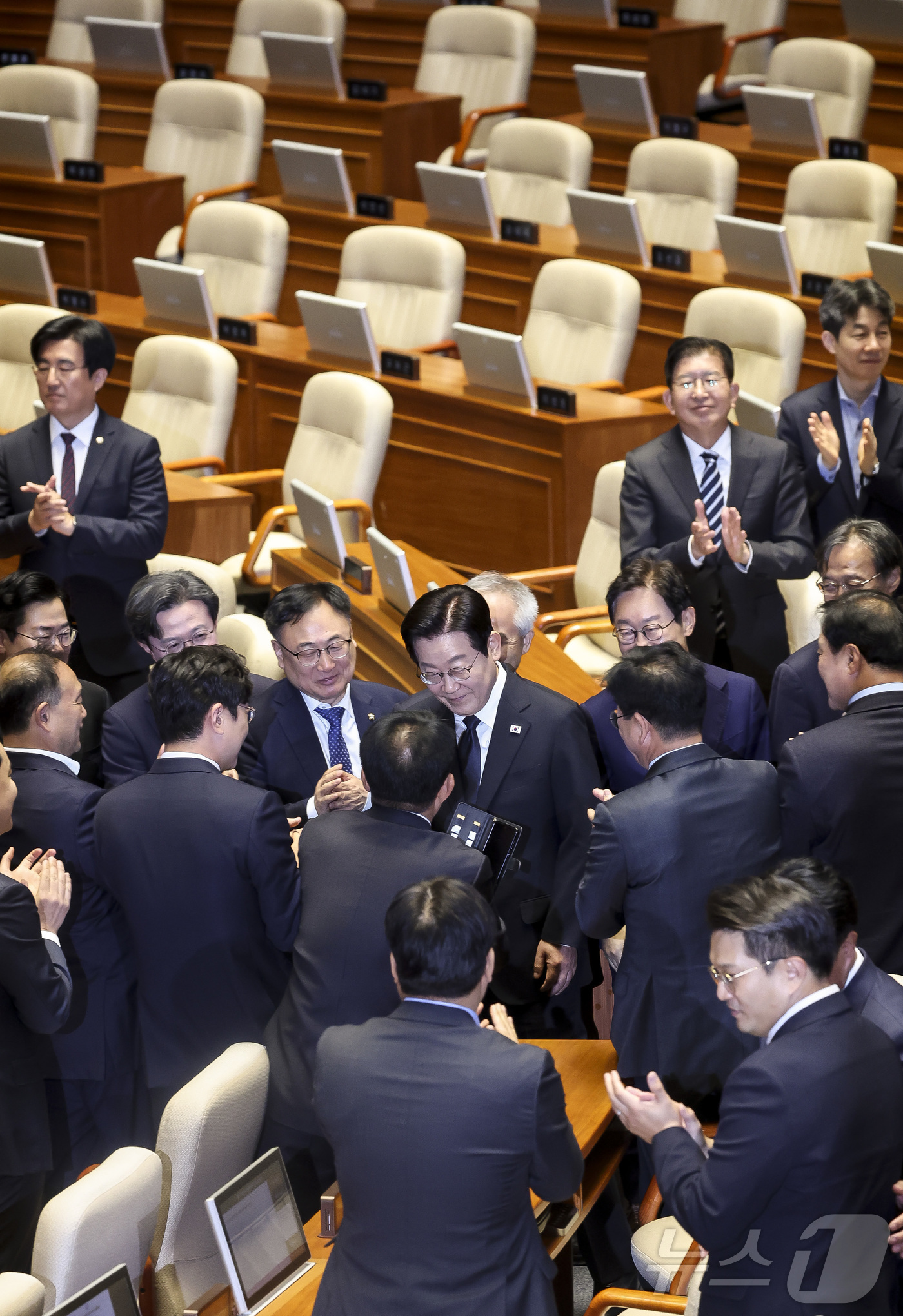 (서울=뉴스1) 국회사진기자단 = 이재명 대통령이 4일 서울 여의도 국회에서 열린 본회의에서 2026년도 예산안에 대한 정부의 시정연설을 위해 본회의장에 입장하고 있다. 2025. …