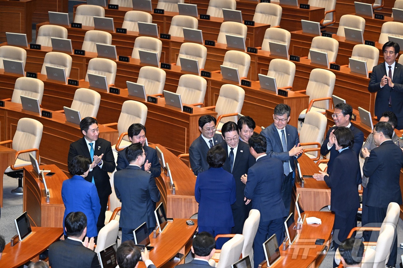 (서울=뉴스1) 국회사진기자단 = 이재명 대통령이 4일 국회 본회의장에서 2026년도 예산안 및 기금운용계획안에 대한 시정연설에 참석하며 여당 의원들과 악수하고 있다. 이 대통령 …