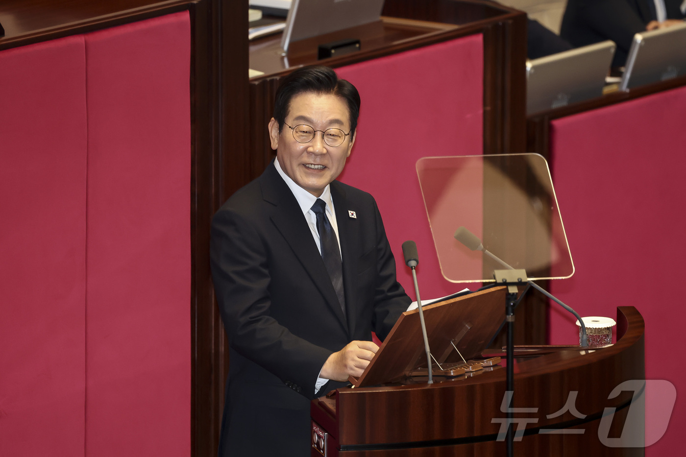 (서울=뉴스1) 국회사진기자단 = 이재명 대통령이 4일 서울 여의도 국회 본회의장에서 2026년도 예산안 및 기금운용계획안에 대한 시정연설을 하고 있다. 2025.11.4/뉴스1