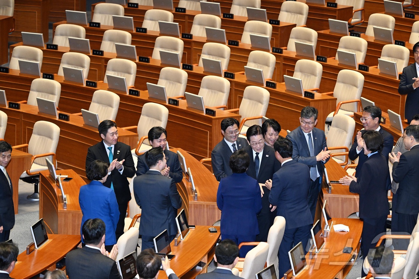 (서울=뉴스1) 국회사진기자단 = 이재명 대통령이 4일 국회 본회의장에서 2026년도 예산안 및 기금운용계획안에 대한 시정연설에 참석하며 여당 의원들과 악수하고 있다. 이 대통령 …