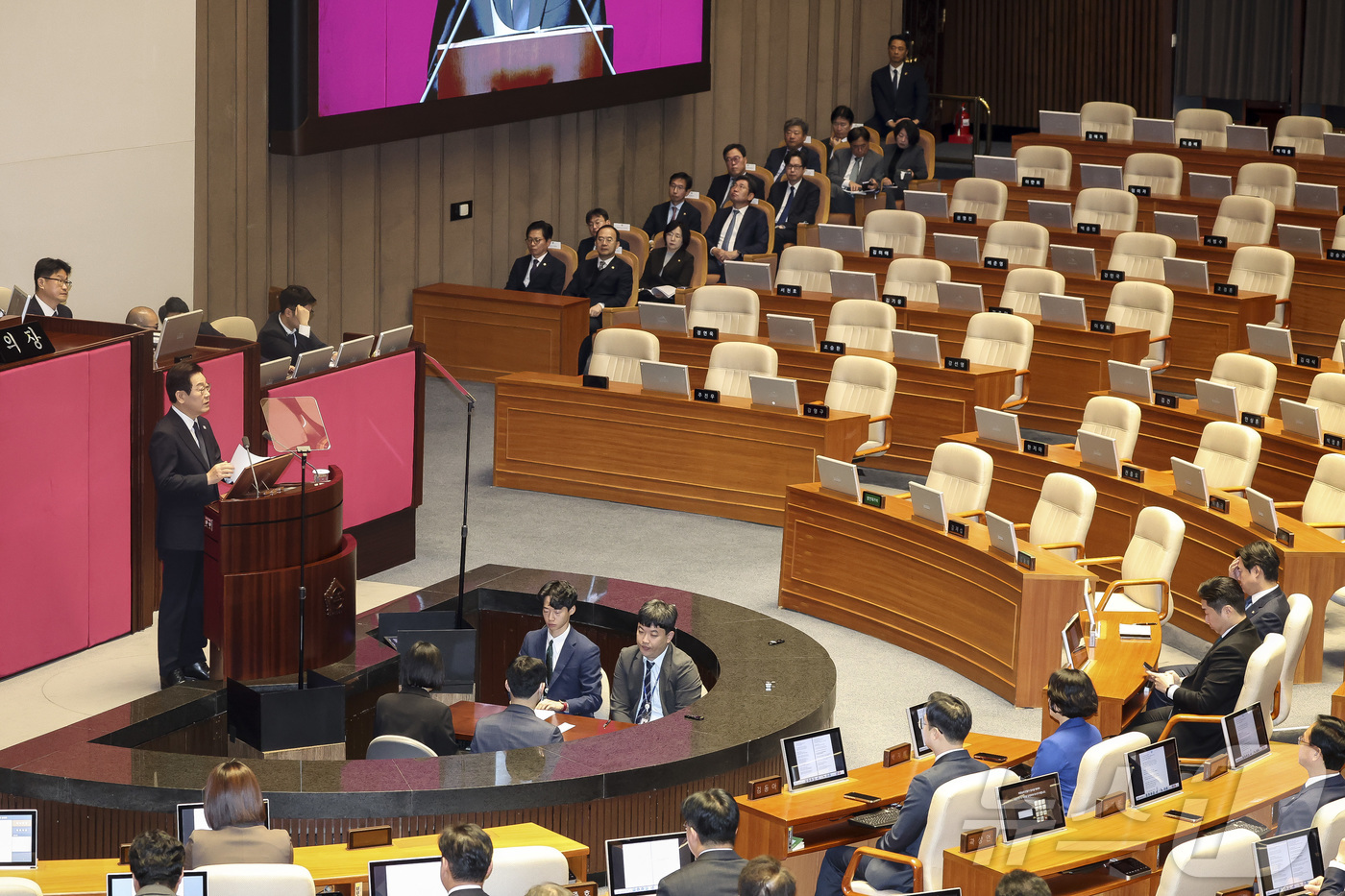 (서울=뉴스1) 국회사진기자단 = 이재명 대통령이 4일 서울 여의도 국회에서 열린 본회의에서 2026년도 예산안에 대한 정부의 시정연설을 하고 있다. 2025.11.4/뉴스1