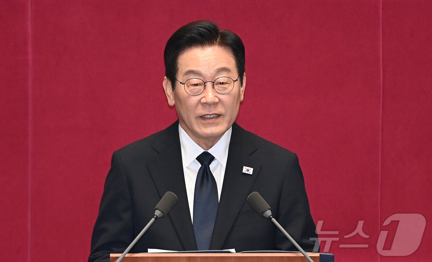 본문 이미지 - 이재명 대통령이 4일 서울 여의도 국회 본회의장에서 2026년도 예산안 및 기금운용계획안에 대한 시정연설을 하고 있다. 2025.11.4/뉴스1 ⓒ News1 국회사진기자단