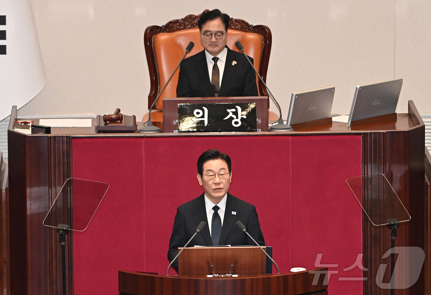 (서울=뉴스1) 국회사진기자단 = 이재명 대통령이 4일 서울 여의도 국회 본회의장에서 2026년도 예산안 및 기금운용계획안에 대한 시정연설을 하고 있다. 2025.11.4/뉴스1