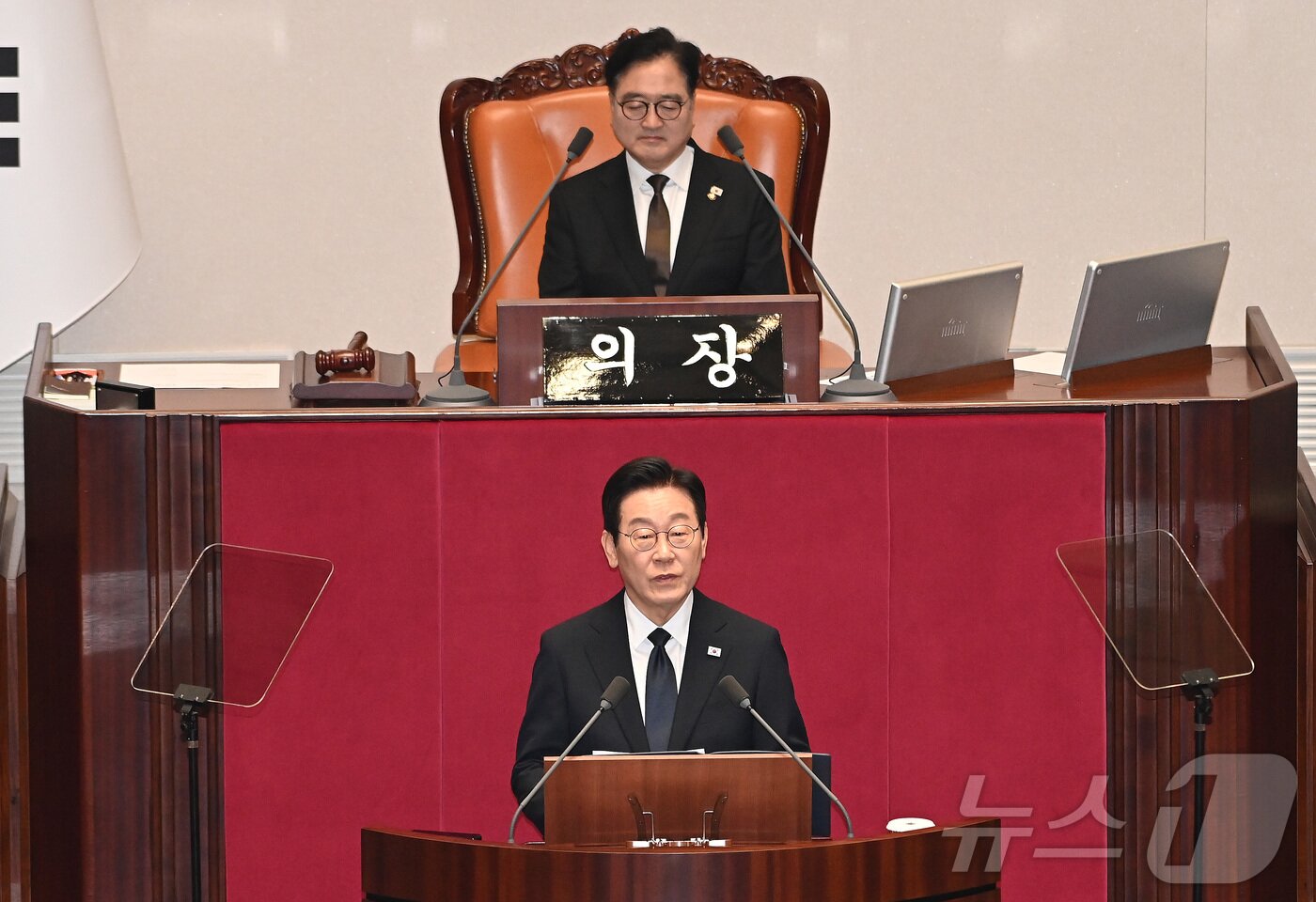 본문 이미지 - 이재명 대통령이 4일 서울 여의도 국회 본회의장에서 2026년도 예산안 및 기금운용계획안에 대한 시정연설을 하고 있다. 2025.11.4/뉴스1 ⓒ News1 국회사진기자단