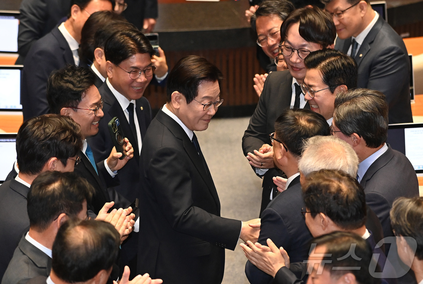 (서울=뉴스1) 국회사진기자단 = 이재명 대통령이 4일 오전 국회에서 2026년도 예산안에 대한 시정연설을 위해 입장하고 있다. 2025.11.4/뉴스1