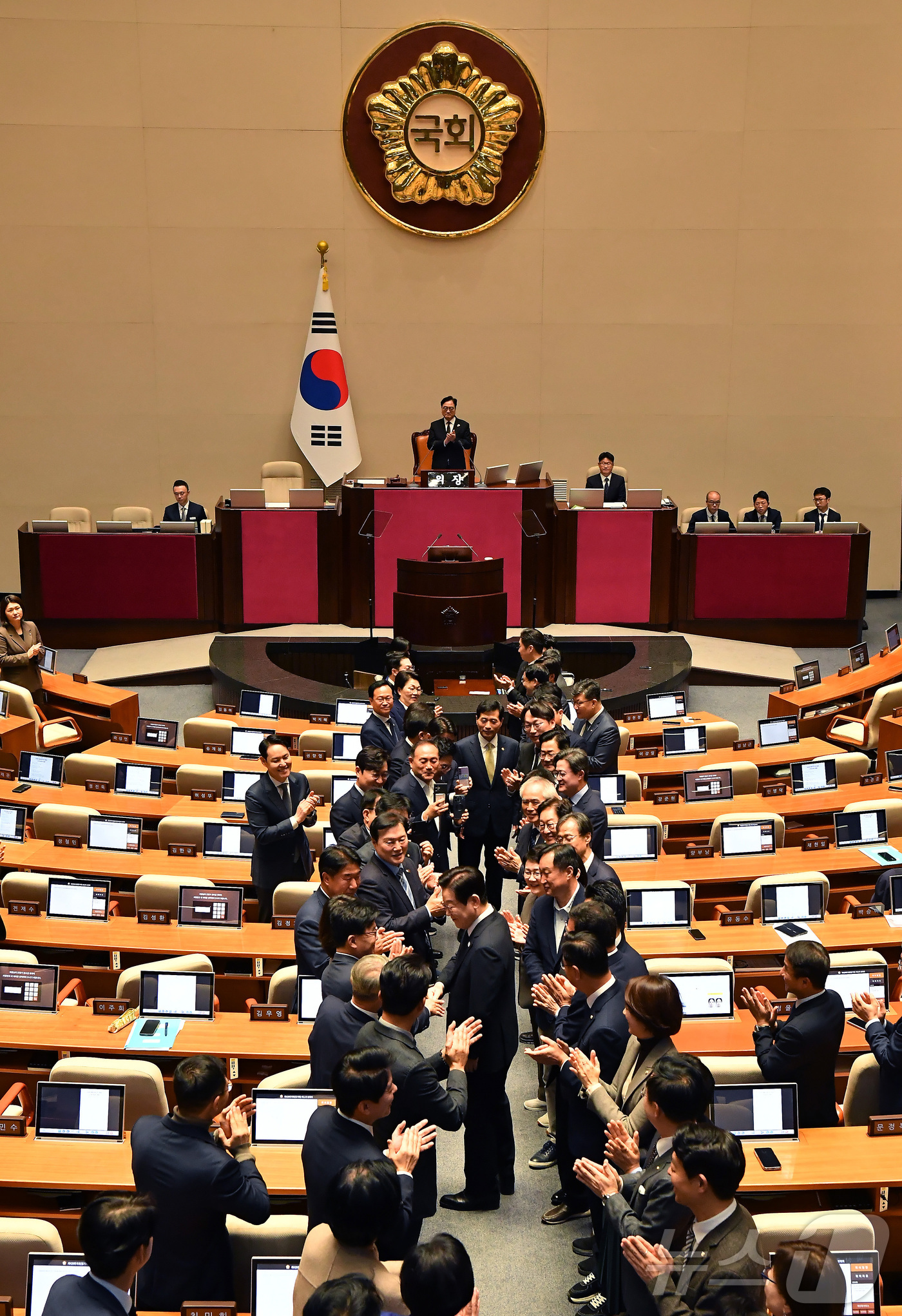 (서울=뉴스1) 국회사진기자단 = 이재명 대통령이 4일 오전 국회에서 2026년도 예산안에 대한 시정연설을 위해 입장하고 있다. 2025.11.4/뉴스1