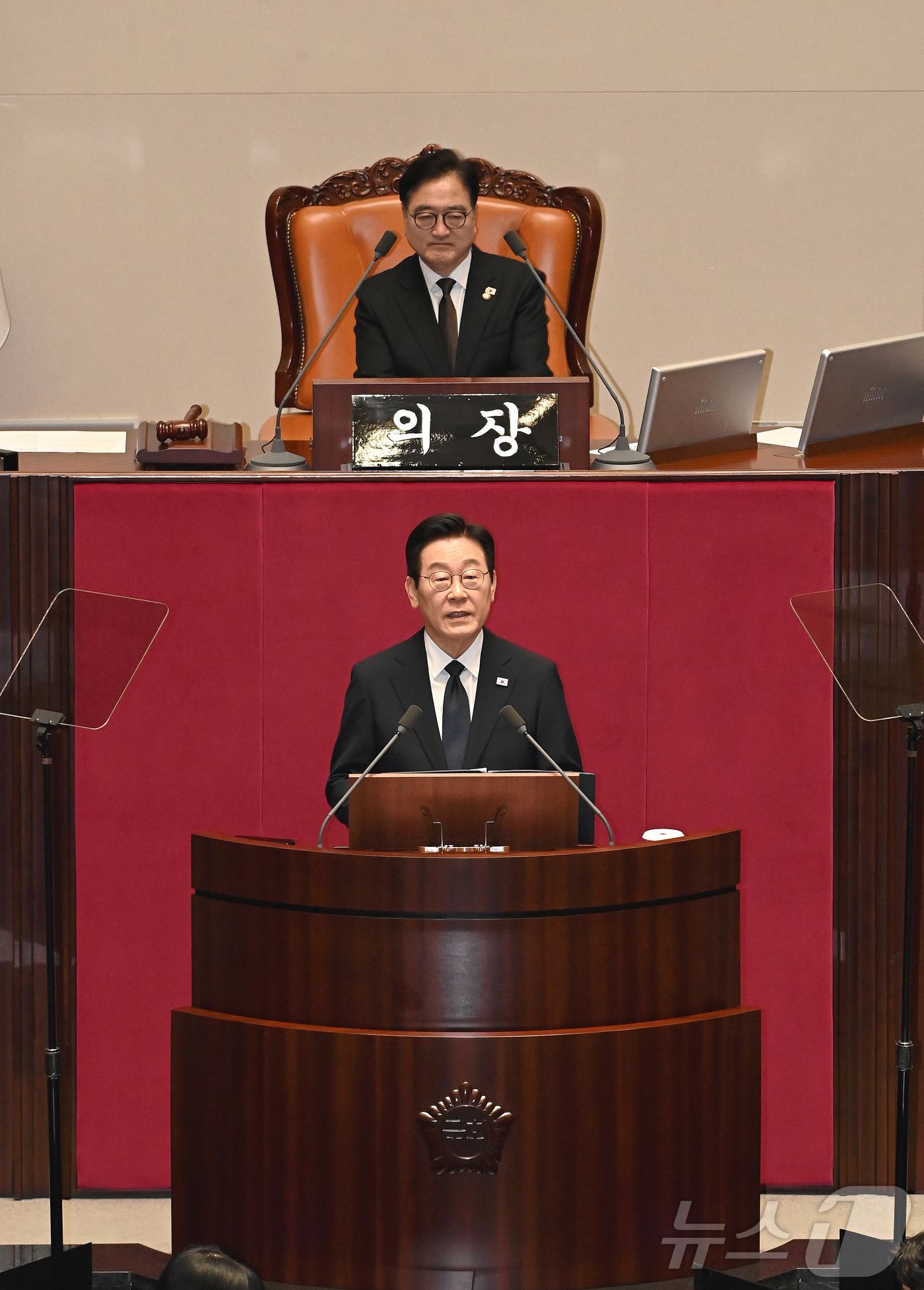 (서울=뉴스1) 국회사진기자단 = 이재명 대통령이 4일 서울 여의도 국회 본회의장에서 2026년도 예산안 및 기금운용계획안에 대한 시정연설을 하고 있다. 2025.11.4/뉴스1