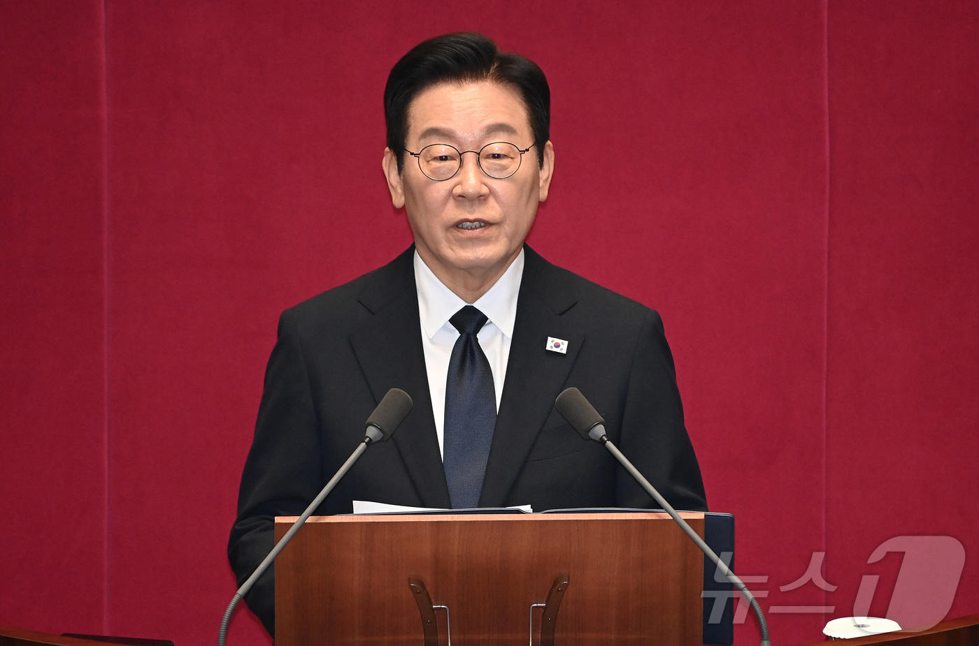 (서울=뉴스1) 국회사진기자단 = 이재명 대통령이 4일 서울 여의도 국회 본회의장에서 2026년도 예산안 및 기금운용계획안에 대한 시정연설을 하고 있다. 2025.11.4/뉴스1