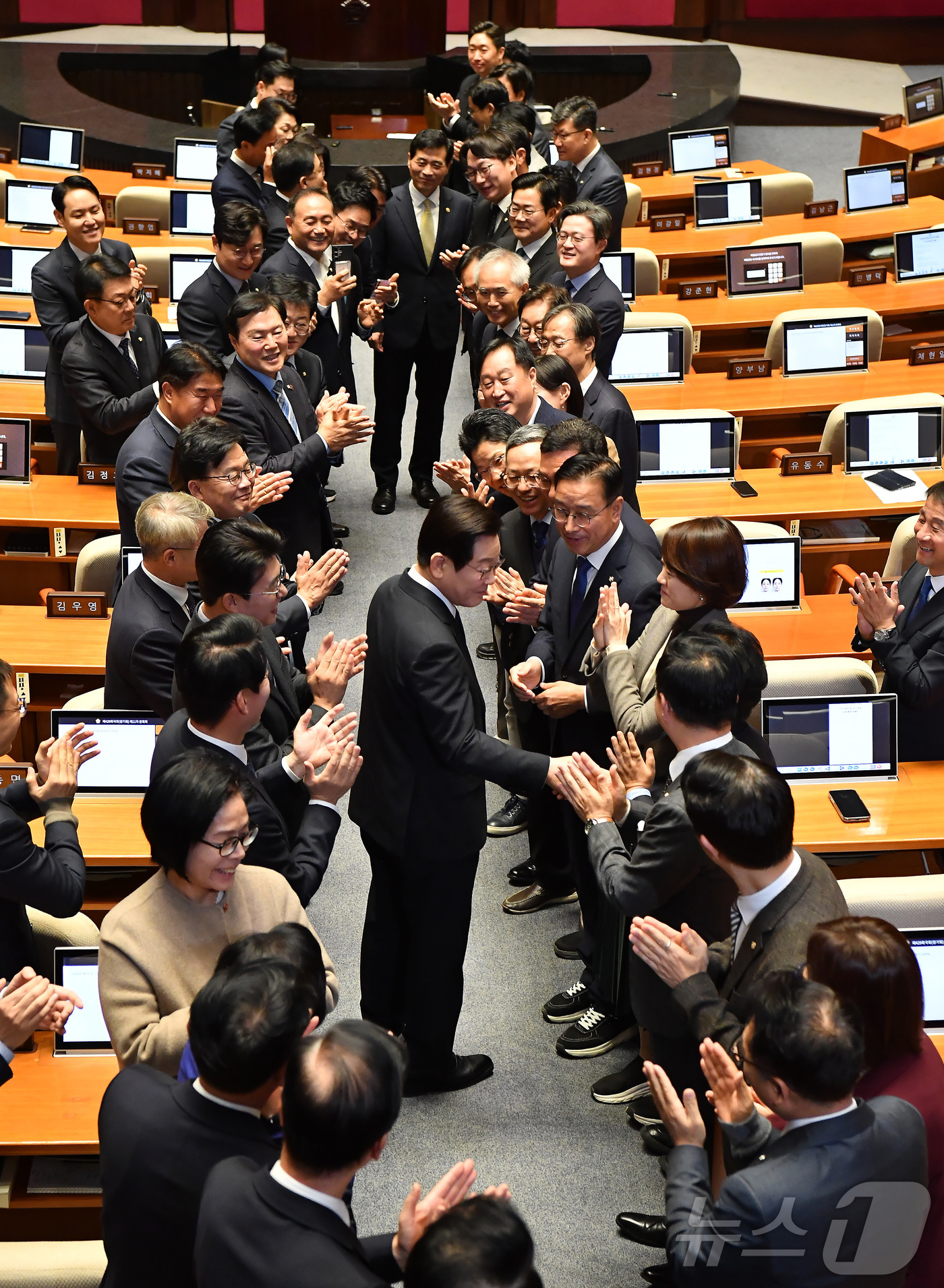 (서울=뉴스1) 국회사진기자단 = 이재명 대통령이 4일 오전 국회에서 2026년도 예산안에 대한 시정연설을 위해 입장하고 있다. 2025.11.4/뉴스1