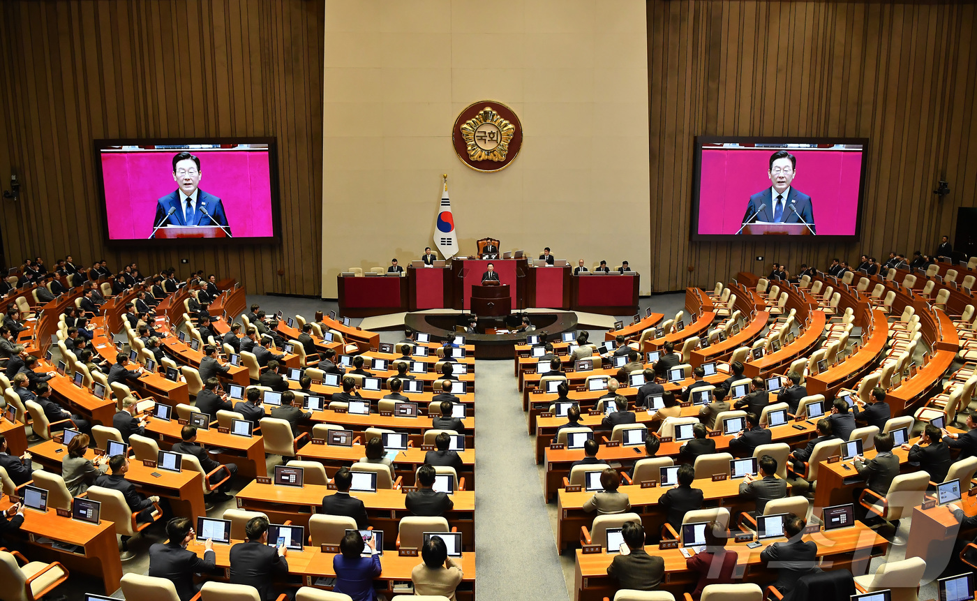 (서울=뉴스1) 국회사진기자단 = 이재명 대통령이 4일 서울 여의도 국회 본회의장에서 2026년도 예산안 및 기금운용계획안에 대한 시정연설을 하고 있다. 2025.11.4/뉴스1