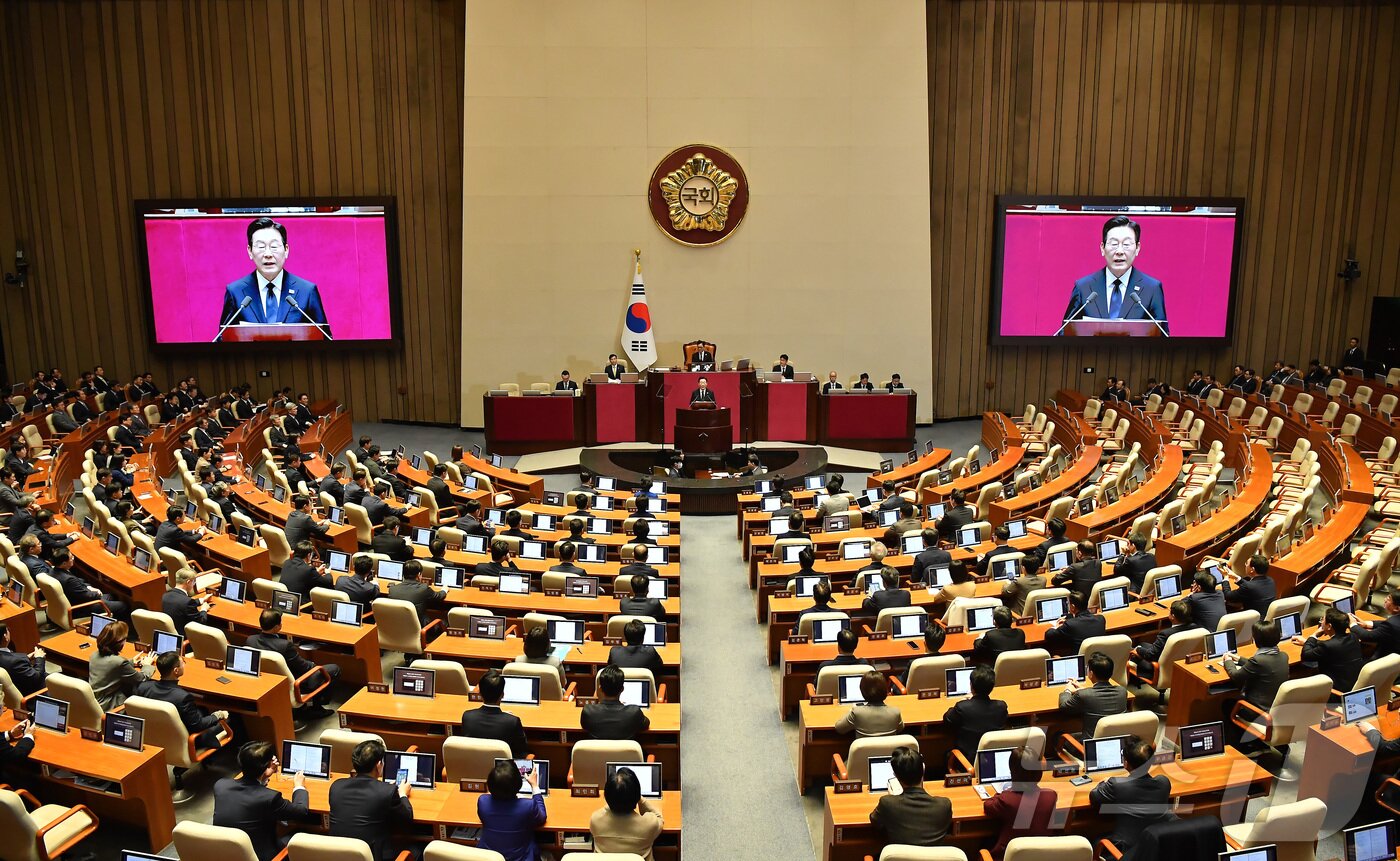 본문 이미지 - 이재명 대통령이 4일 서울 여의도 국회 본회의장에서 2026년도 예산안 및 기금운용계획안에 대한 시정연설을 하고 있다. 2025.11.4/뉴스1 ⓒ News1 국회사진기자단