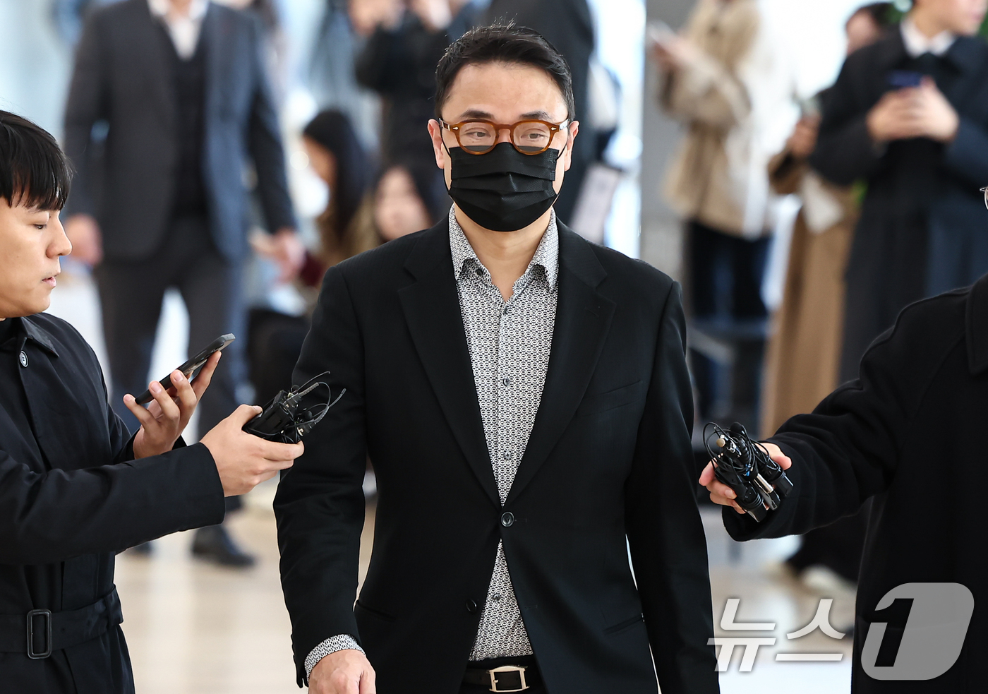 (서울=뉴스1) 김도우 기자 = 윤석열 전 대통령의 부인 김건희 여사의 오빠 김진우씨가 4일 오전 서울 종로구 KT광화문빌딩 웨스트에 마련된 김건희특검 사무실에 피의자 신분으로 출 …