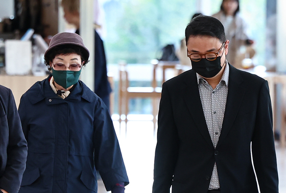 김건희 모친·오빠 일주일 만에 특검 재소환…개발 특혜 '묵묵부답'