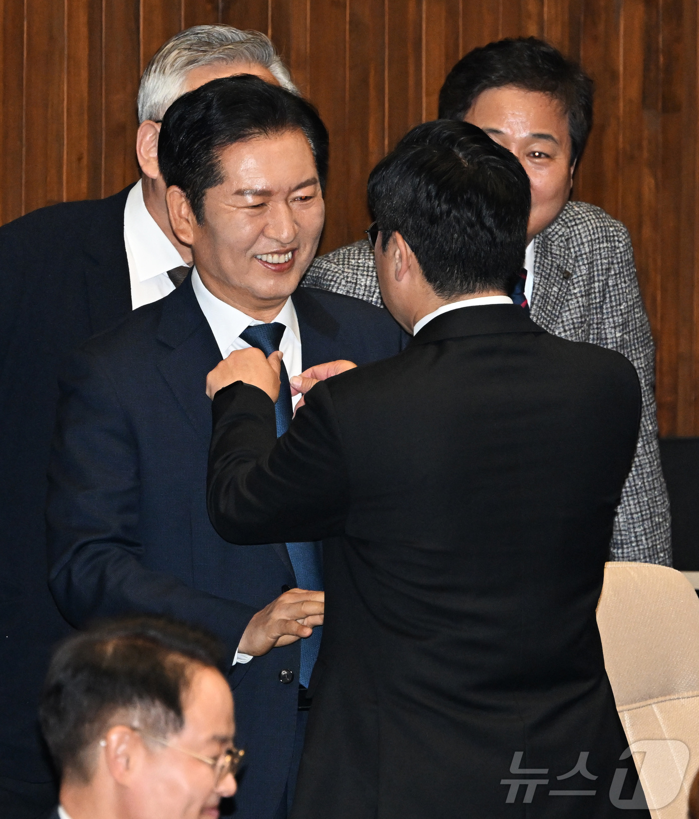 (서울=뉴스1) 국회사진기자단 = 박찬대 더불어민주당 의원이 4일 오전 서울 여의도 국회에서 열린 본회의에 참석해 정청래 대표의 넥타이를 정리해주고 있다. 2025.11.4/뉴스1 …