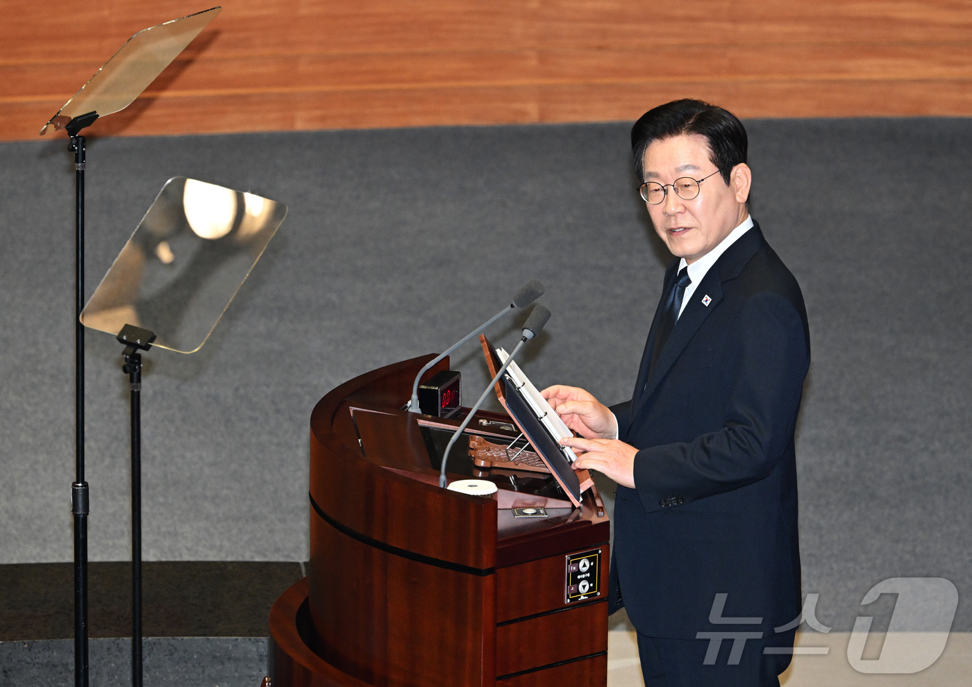 (서울=뉴스1) 국회사진기자단 = 이재명 대통령이 4일 오전 서울 여의도 국회 본회의장에서 2026년도 예산안 관련 시정연설을 하기 전 야당쪽 빈 좌석을 바라보고 있다. 2025. …