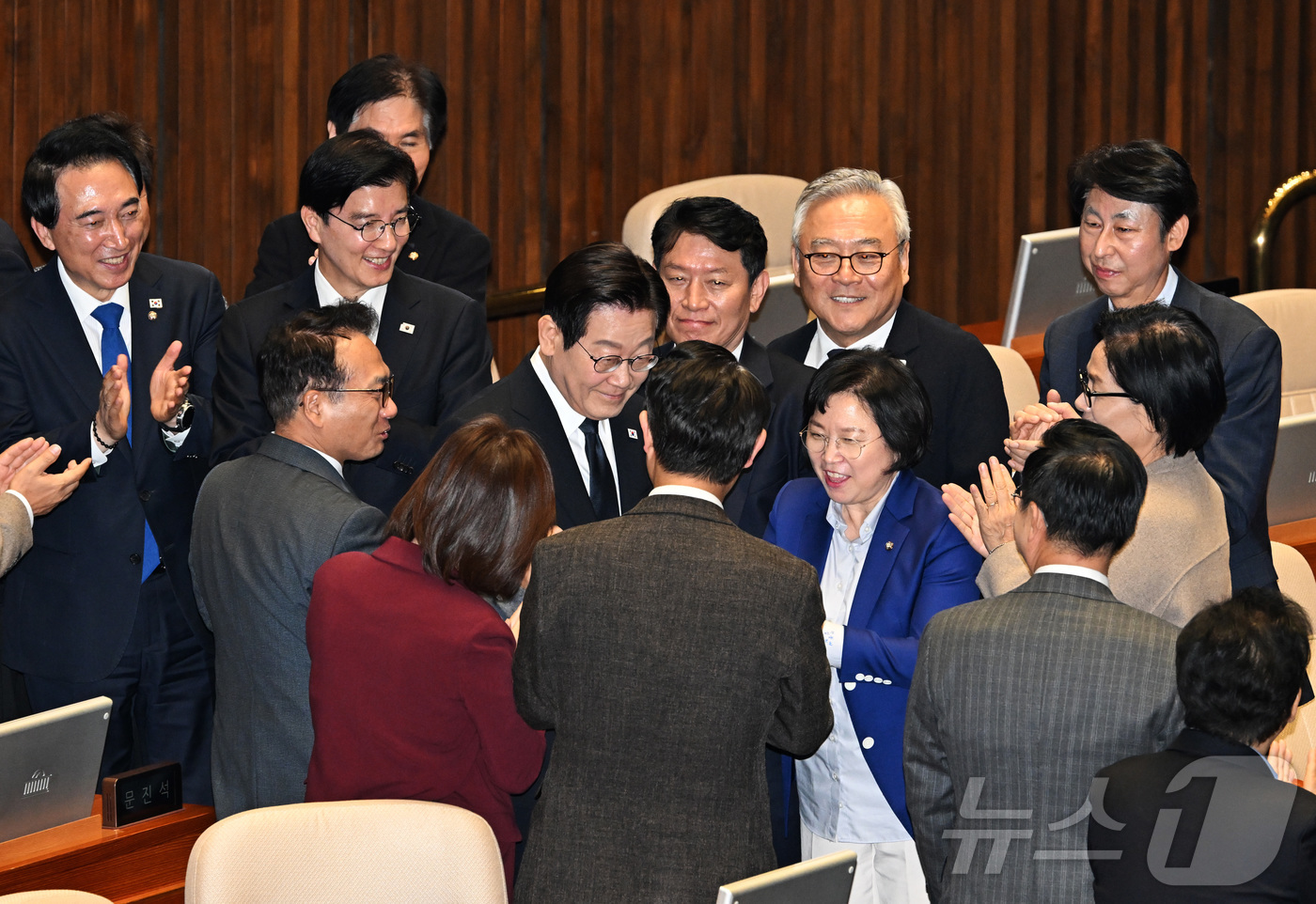 (서울=뉴스1) 국회사진기자단 = 이재명 대통령이 4일 서울 여의도 국회 본회의장에서 2026년도 예산안 및 기금운용계획안에 대한 시정연설을 위해 발걸음을 옮기며 더불어민주당 의원 …