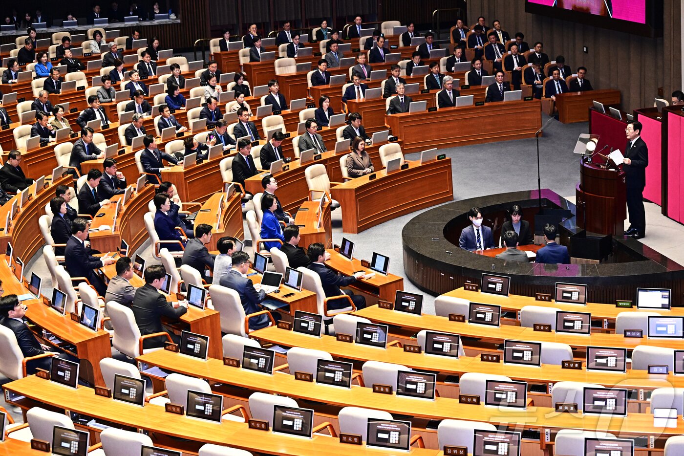 본문 이미지 - 이재명 대통령이 4일 서울 여의도 국회 본회의장에서 2026년도 예산안 및 기금운용계획안에 대한 시정연설을 하고 있다. 2025.11.4/뉴스1 ⓒ News1 국회사진기자단