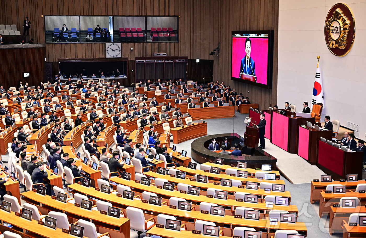 (서울=뉴스1) 국회사진기자단 = 이재명 대통령이 4일 서울 여의도 국회 본회의장에서 2026년도 예산안 및 기금운용계획안에 대한 시정연설을 하고 있다. 2025.11.4/뉴스1