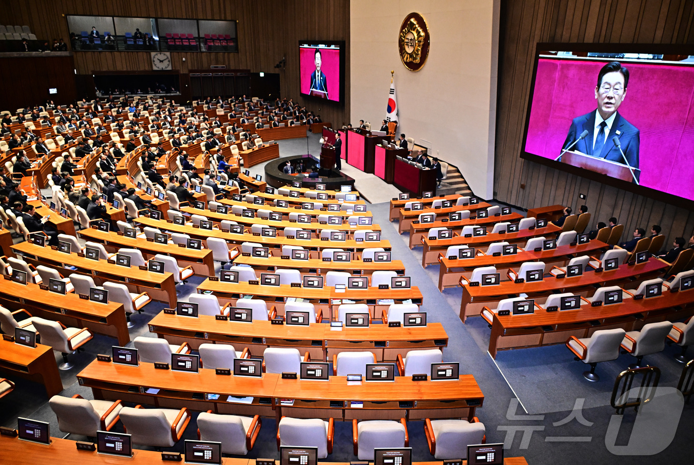 (서울=뉴스1) 국회사진기자단 = 이재명 대통령이 4일 서울 여의도 국회 본회의장에서 2026년도 예산안 및 기금운용계획안에 대한 시정연설을 하고 있다. 2025.11.4/뉴스1