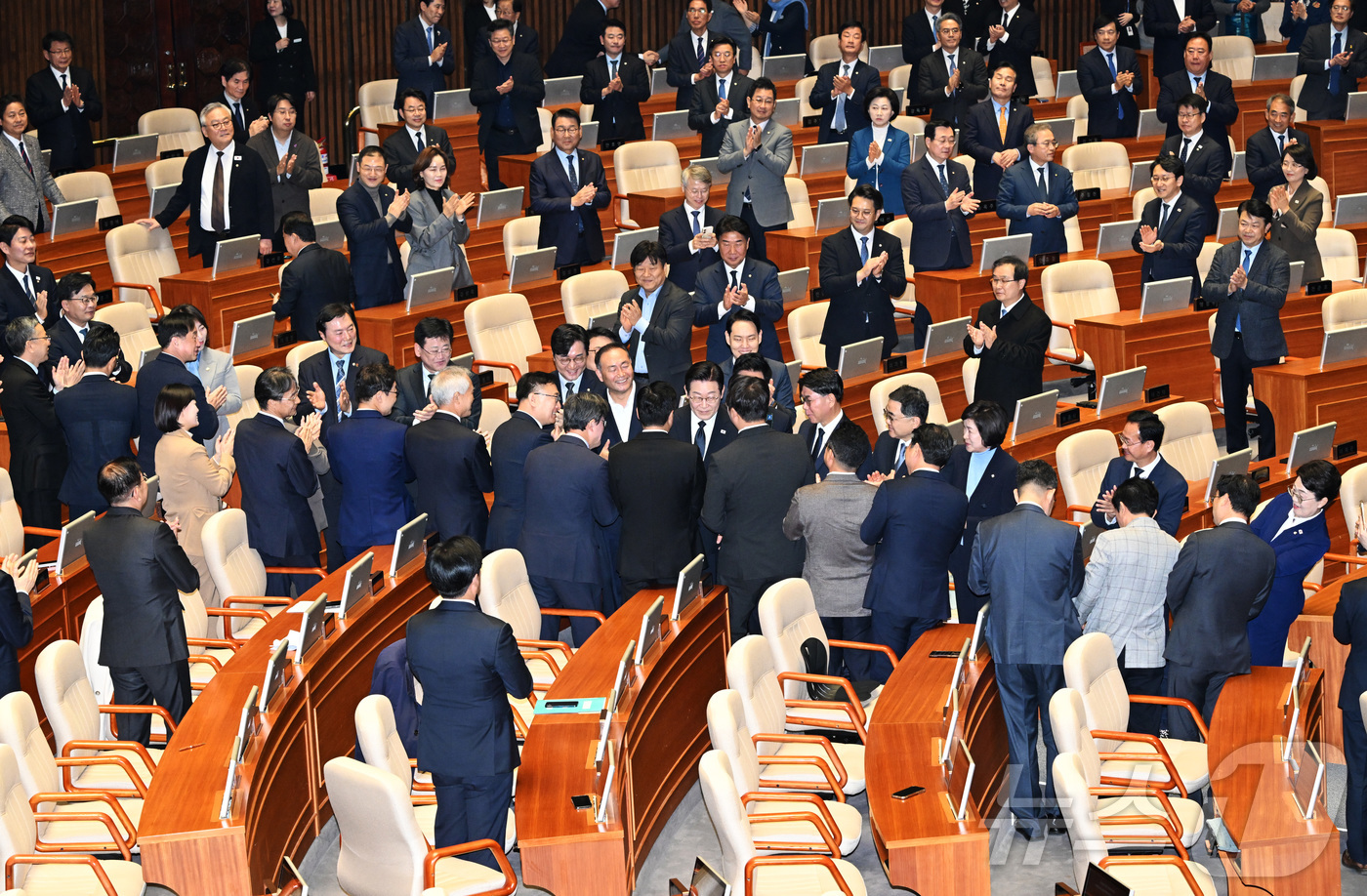 (서울=뉴스1) 국회사진기자단 = 이재명 대통령이 4일 오전 서울 여의도 국회 본회의장에서 2026년도 예산안 관련 시정연설을 하기 위해 입장하고 있다. 2025.11.4/뉴스1