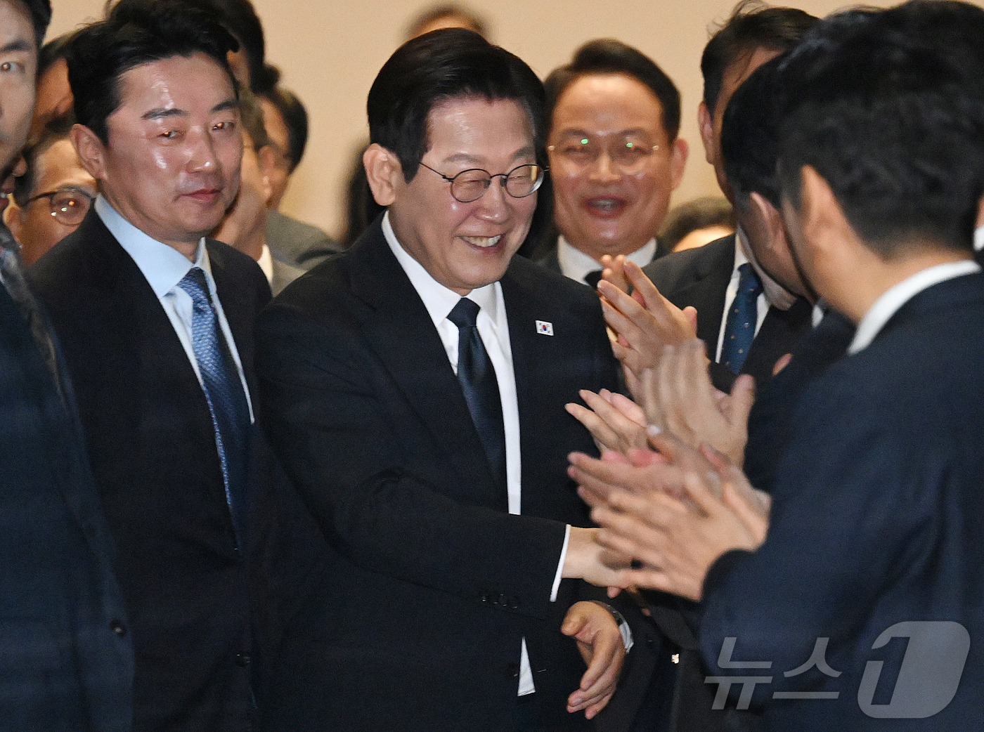 (서울=뉴스1) 국회사진기자단 = 이재명 대통령이 4일 서울 여의도 국회에서 2026년도 정부 예산안에 대한 시정연설을 한 뒤 본회의장을 나서며 정청래 더불어민주당 대표 등과 인사 …