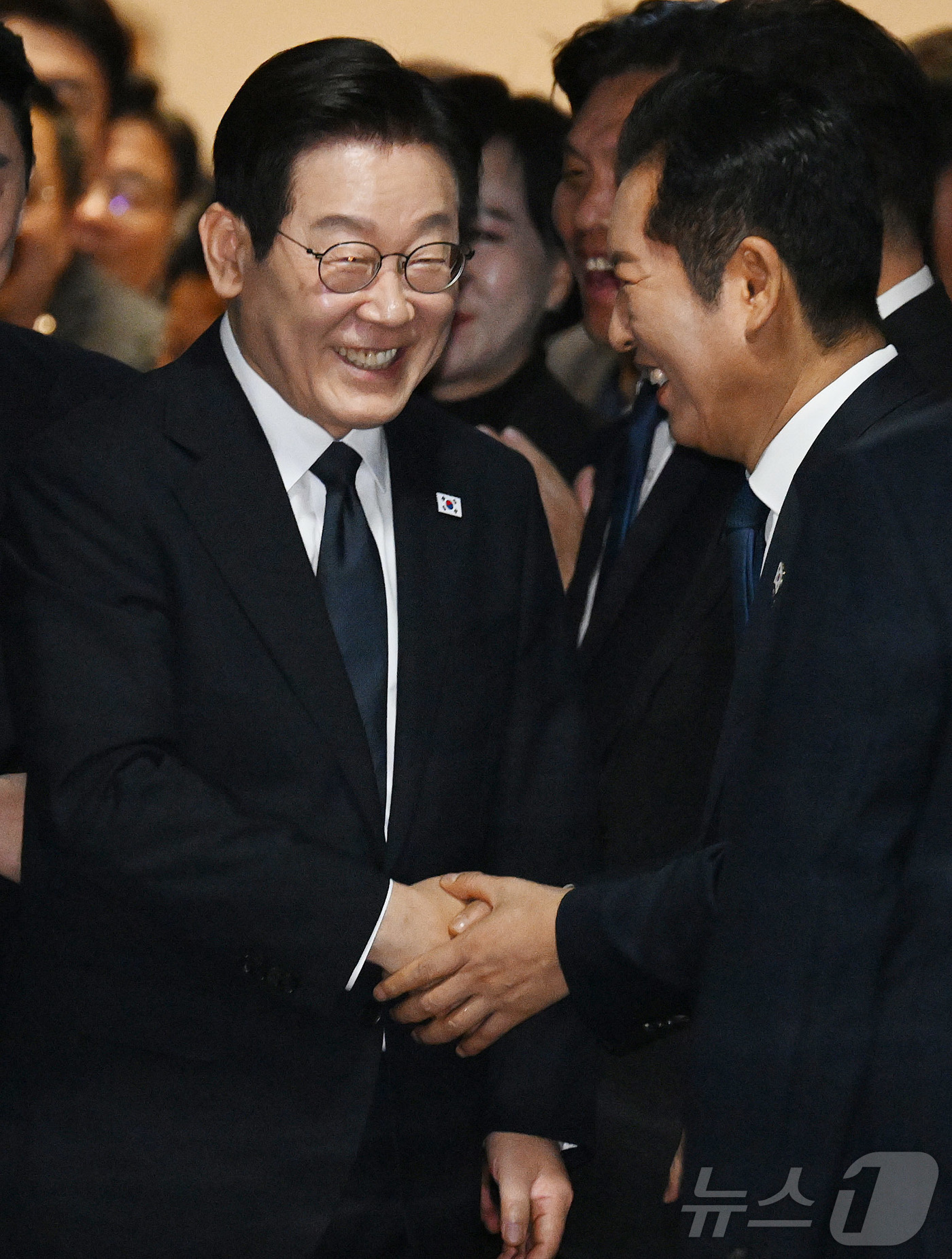 (서울=뉴스1) 국회사진기자단 = 이재명 대통령이 4일 서울 여의도 국회에서 2026년도 정부 예산안에 대한 시정연설을 한 뒤 본회의장을 나서며 정청래 더불어민주당 대표 등과 인사 …