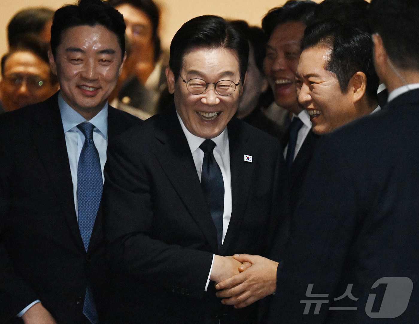 (서울=뉴스1) 국회사진기자단 = 이재명 대통령이 4일 서울 여의도 국회에서 2026년도 정부 예산안에 대한 시정연설을 한 뒤 본회의장을 나서며 정청래 더불어민주당 대표 등과 인사 …