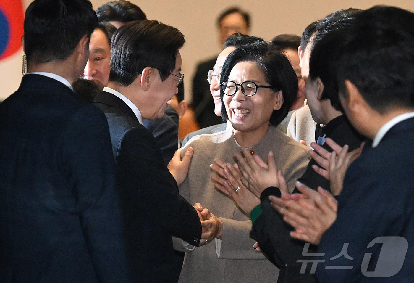 (서울=뉴스1) 국회사진기자단 = 이재명 대통령이 4일 서울 여의도 국회에서 2026년도 정부 예산안에 대한 시정연설을 한 뒤 본회의장을 나서며 최민희 국회 과학기술정보방송통신위원 …