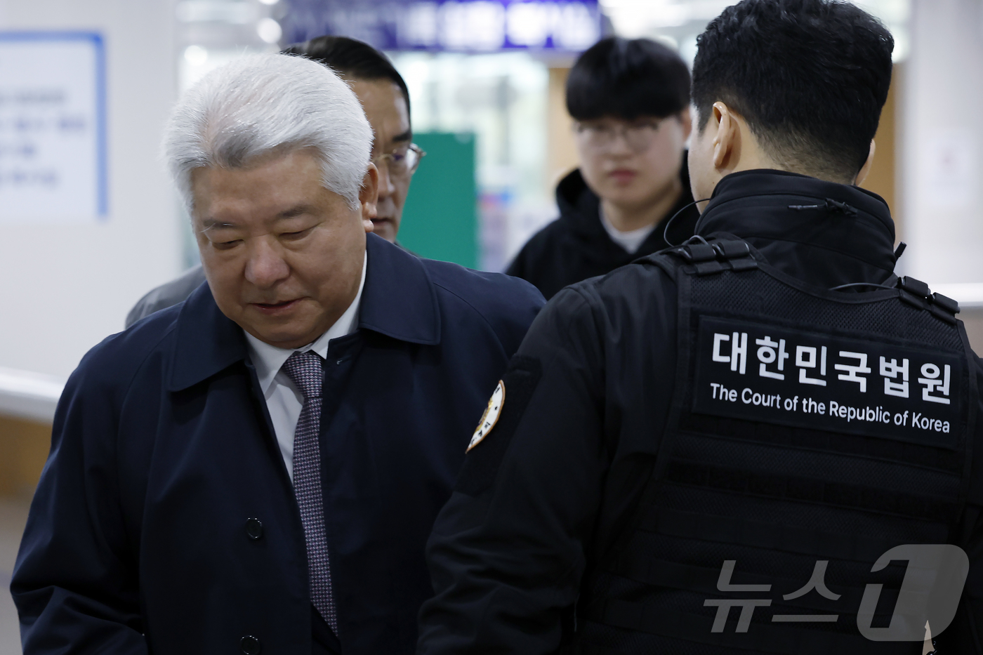 (서울=뉴스1) 박정호 기자 = 윤석열 전 대통령 측 김홍일 변호사가 4일 오전 서울 서초구 서초동 서울중앙지방법원에서 열린 윤석열 전 대통령의 특수공무집행방해 등 6차 공판에 출 …