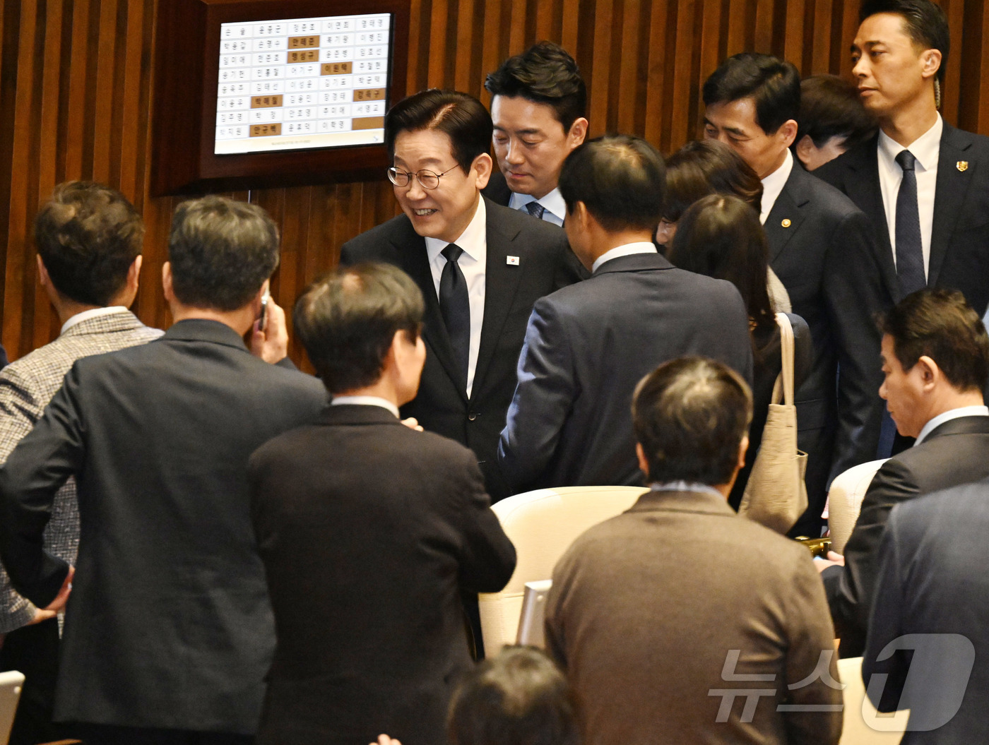 (서울=뉴스1) 국회사진기자단 = 이재명 대통령이 4일 서울 여의도 국회에서 2026년도 정부 예산안에 대한 시정연설을 마친 뒤 본회의장을 나서고 있다.2025.11.4/뉴스1