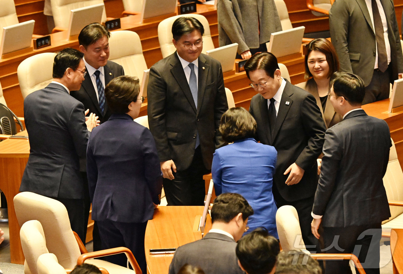 (서울=뉴스1) 국회사진기자단 = 이재명 대통령이 4일 서울 여의도 국회에서 2026년도 정부 예산안에 대한 시정연설을 마친 뒤 본회의장을 나서며 의원들과 인사하고 있다. 2025 …