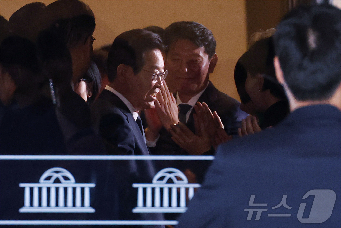 (서울=뉴스1) 국회사진기자단 = 이재명 대통령이 4일 오전 서울 여의도 국회 본청에서 열린 국회 본회의에서 2026년도 예산안 및 기금운용계획안 대통령 시정연설을 마친 뒤 본회의 …