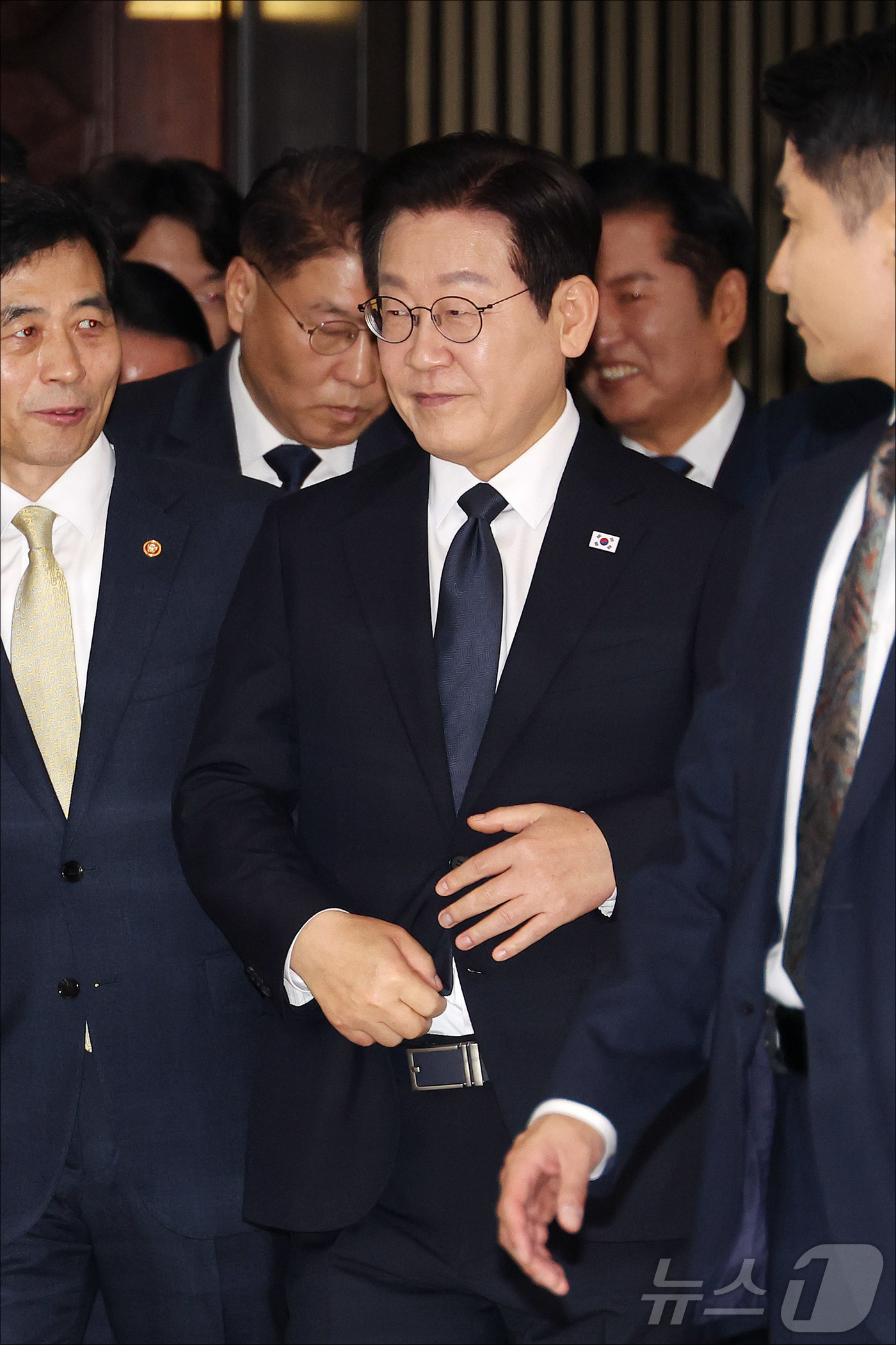 (서울=뉴스1) 국회사진기자단 = 이재명 대통령이 4일 오전 서울 여의도 국회 본청에서 열린 국회 본회의에서 2026년도 예산안 및 기금운용계획안 대통령 시정연설을 마친 뒤 본회의 …