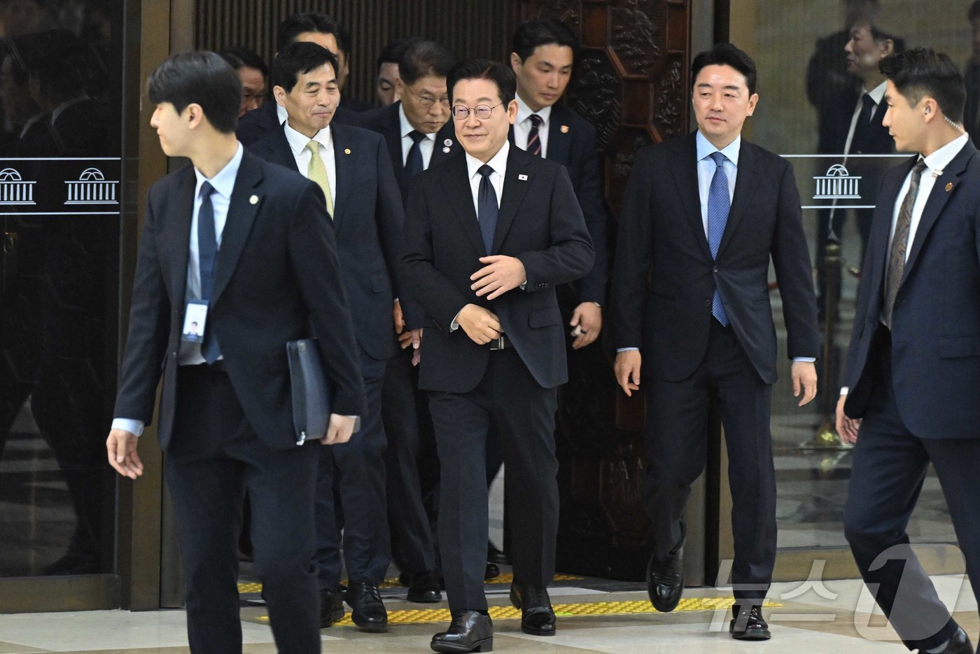 (서울=뉴스1) 국회사진기자단 = 이재명 대통령이 4일 오전 서울 여의도 국회 본청에서 열린 국회 본회의에서 2026년도 예산안 및 기금운용계획안 대통령 시정연설을 마친 뒤 본회의 …