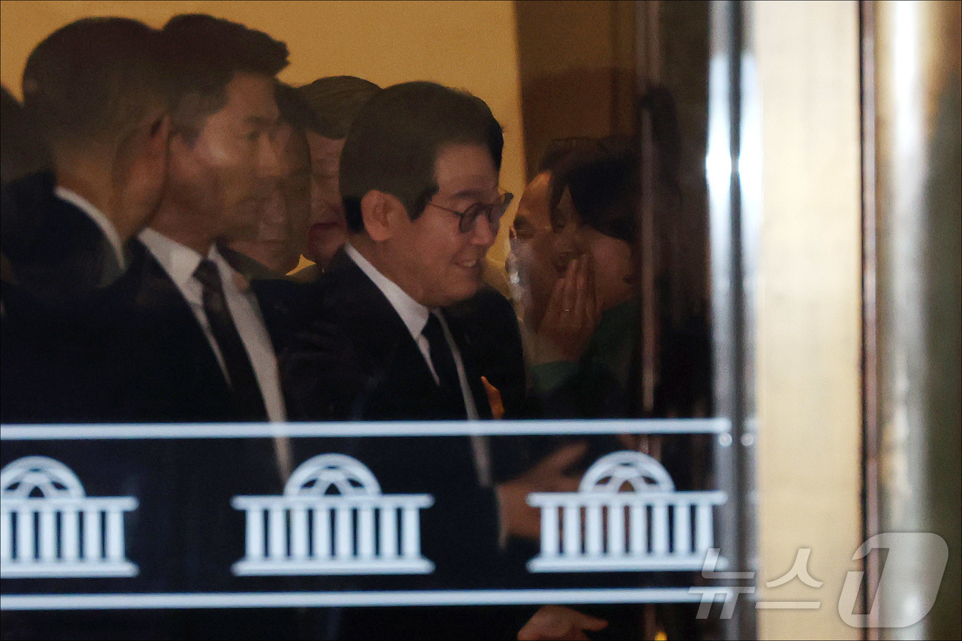 (서울=뉴스1) 국회사진기자단 = 이재명 대통령이 4일 오전 서울 여의도 국회 본청에서 열린 국회 본회의에서 2026년도 예산안 및 기금운용계획안 대통령 시정연설을 마친 뒤 본회의 …