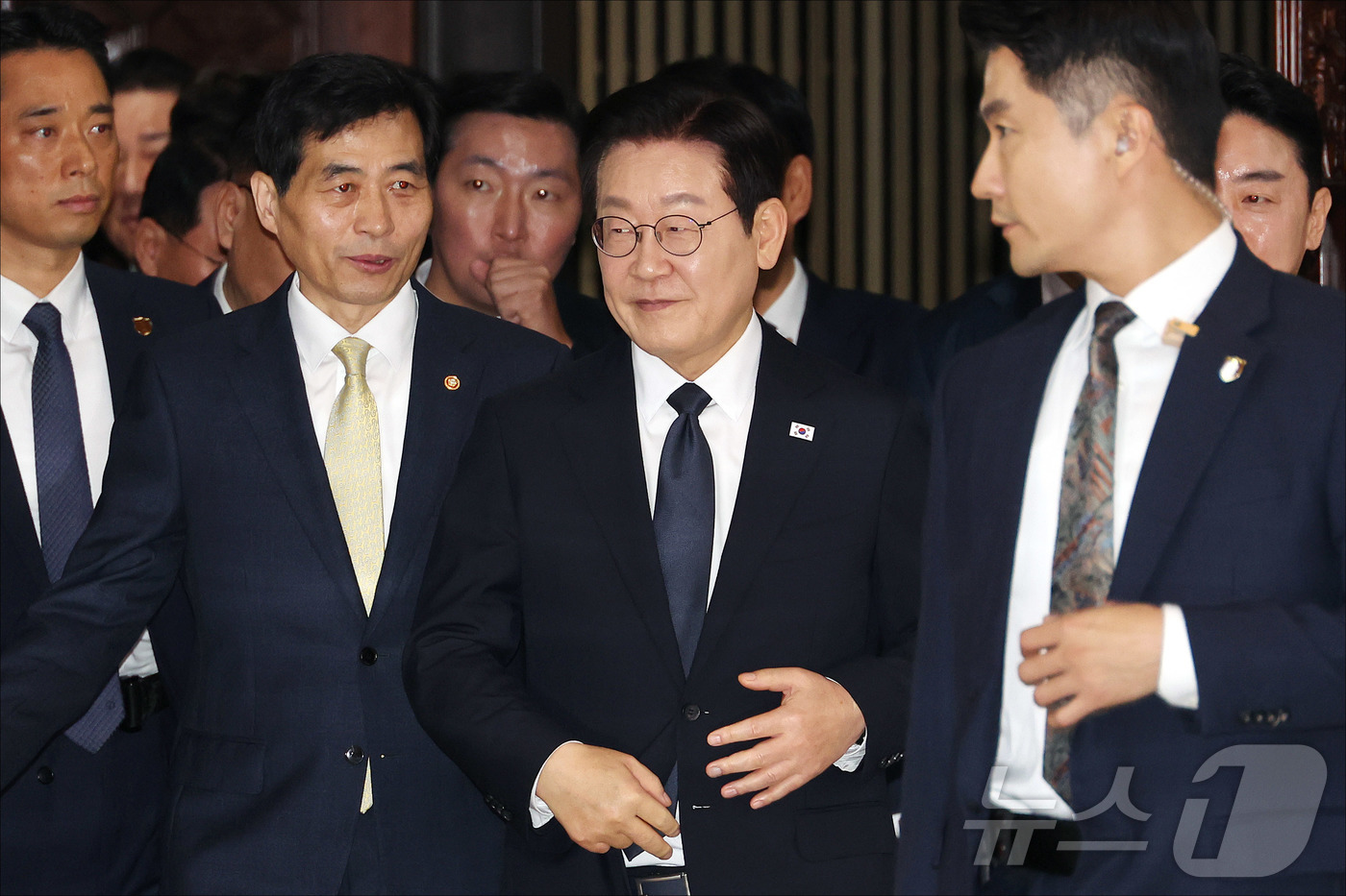 (서울=뉴스1) 국회사진기자단 = 이재명 대통령이 4일 오전 서울 여의도 국회 본청에서 열린 국회 본회의에서 2026년도 예산안 및 기금운용계획안 대통령 시정연설을 마친 뒤 본회의 …