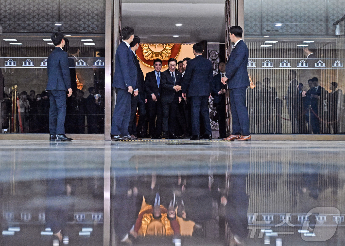 (서울=뉴스1) 국회사진기자단 = 이재명 대통령이 4일 서울 여의도 국회 본회의장에서 내년도 정부 예산안에 대한 시정연설을 마친 뒤 정청래 더불어민주당 대표와 인사를 나누고 있다. …