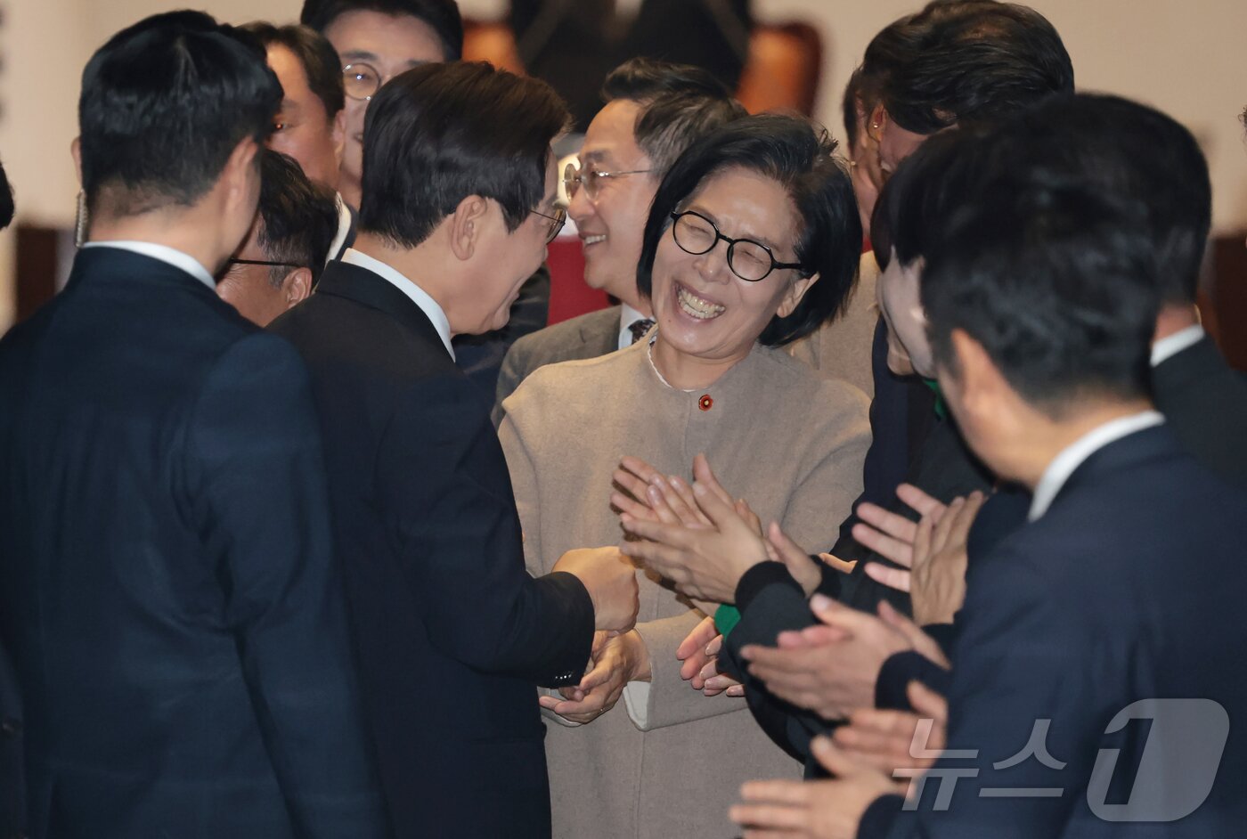 본문 이미지 - 이재명 대통령이 4일 서울 국회 본회의장에서 2026년도 정부 예산안에 대한 시정연설을 마친 뒤 퇴장하고 있다. 2025.11.4/뉴스1 ⓒ News1 국회사진기자단