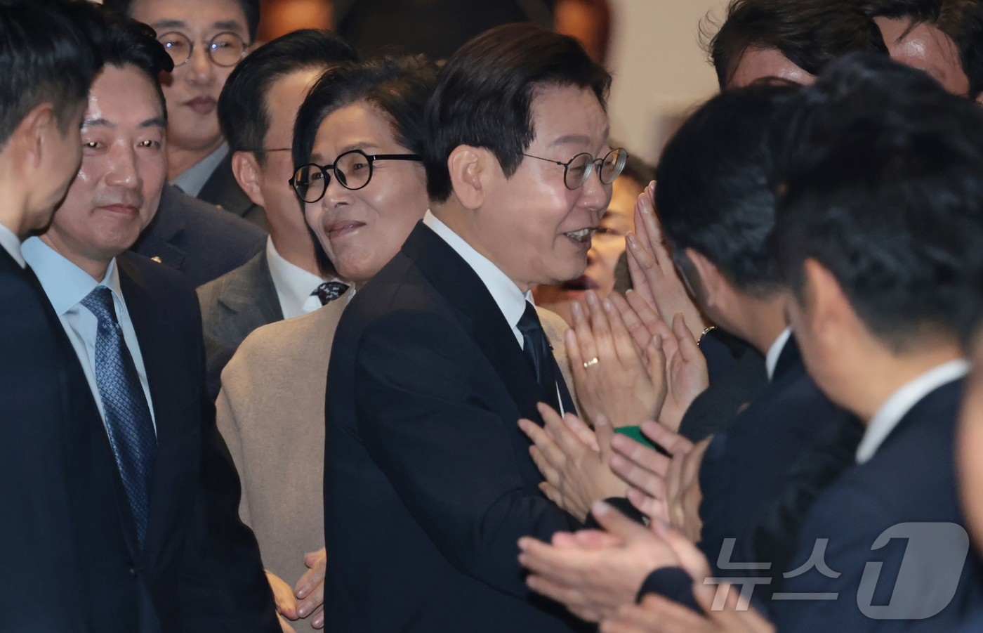 (서울=뉴스1) 국회사진기자단 = 이재명 대통령이 4일 서울 국회 본회의장에서 2026년도 정부 예산안에 대한 시정연설을 마친 뒤 퇴장하고 있다. 2025.11.4/뉴스1