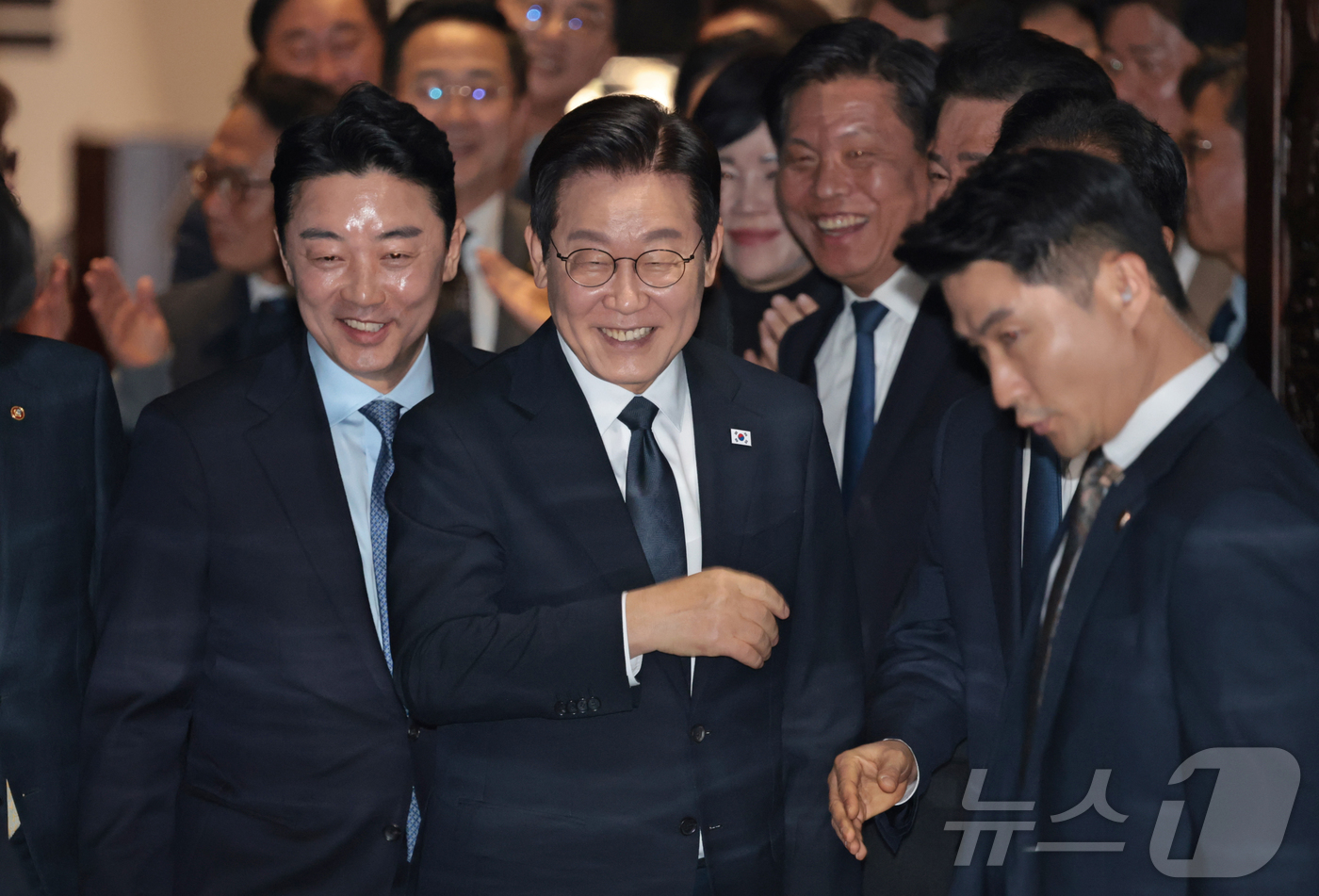 (서울=뉴스1) 국회사진기자단 = 이재명 대통령이 4일 서울 국회 본회의장에서 2026년도 정부 예산안에 대한 시정연설을 마친 뒤 퇴장하고 있다. 2025.11.4/뉴스1