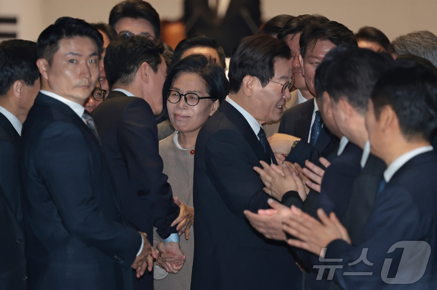 (서울=뉴스1) 국회사진기자단 = 이재명 대통령이 4일 서울 국회 본회의장에서 2026년도 정부 예산안에 대한 시정연설을 마친 뒤 퇴장하고 있다. 2025.11.4/뉴스1